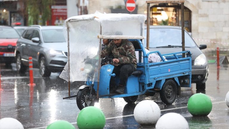 Kırklareli ve Tekirdağ’da etkili olan sağanak yaşamı olumsuz etkiledi