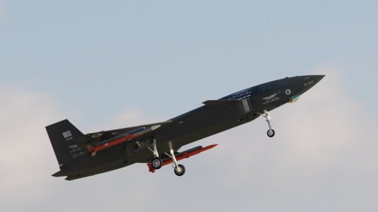 KIZILELMA ulusal donanım ve mühimmatlarla uçtu