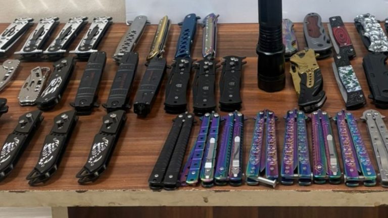 Kocaeli’de 2 çocuğun üzerinde 52 kesici alet ele geçirildi