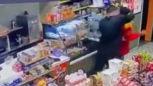 Kocaeli’de alkollü müşteri akaryakıt istasyonu çalışanını darbetti