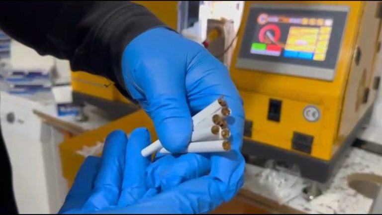 Kocaeli’de aranan evin odalarından sigara imalathanesi çıktı