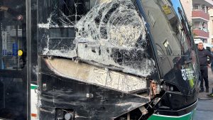 Kocaeli’de çöp kamyonu ile tramvay çarpıştı