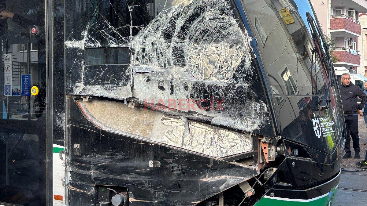 Kocaeli’de çöp kamyonu ile tramvay çarpıştı
