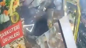 Kocaeli’de denetimden çıkan cip iş yerine daldı