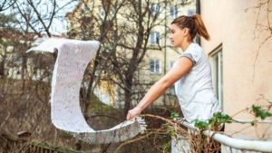 Komşusunun balkonuna halı silkeleyen sanığa 3 ay mahpus cezası