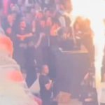 Konserde ilginç olay: Sahneye atlamaya çalışırken alev aldı