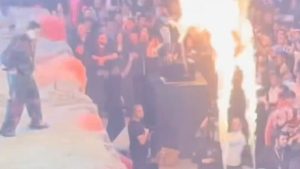 Konserde ilginç olay: Sahneye atlamaya çalışırken alev aldı