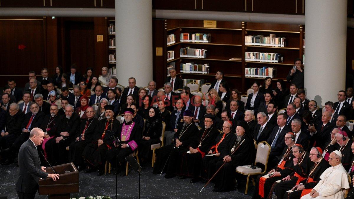 Külliye’de Papa’nın katıldığı programda Tala’al Bedru Aleyna ilahisi çalındı