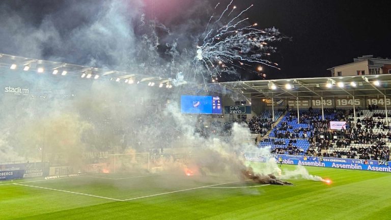 Küme düşen Norrköping taraftarları alana ziyan verdi