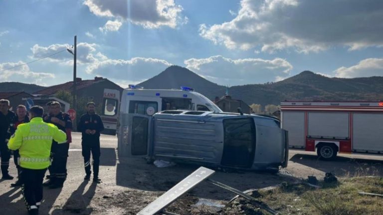 Kütahya’da hafif ticari araç takla attı: 7 yaralı