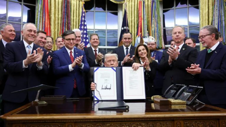 Lider Donald Trump imzaladı: ABD’de federal hükümet 43 gün sonra açıldı