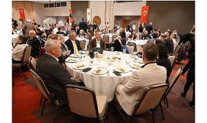 Lider Topaloğlu öğretmenlerle yemekte bir ortaya geldi