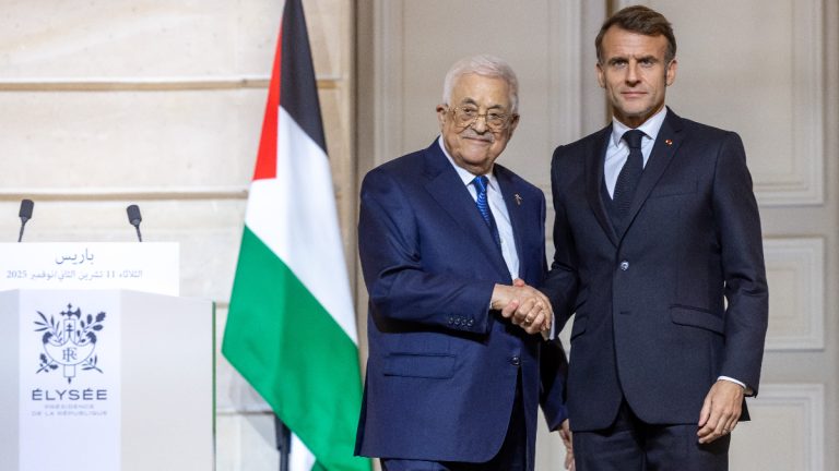 Macron ile Filistin Devlet Başkanı Abbas bir araya geldi