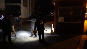 Malatya’da hırsızları kovalayan işçilerden biri yaralandı