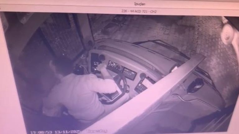 Malatya’da otobüse silahlı hücum anı kamerada