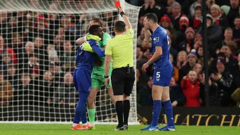 Manchester United–Everton maçında şok eden an: Gueye, kadro arkadaşı Keane’e tokat attı