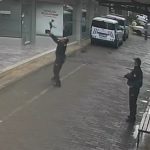 Manisa’da binadan düşen kediyi polisin süratli atılımı kurtardı