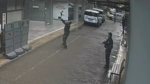 Manisa’da binadan düşen kediyi polisin süratli atılımı kurtardı