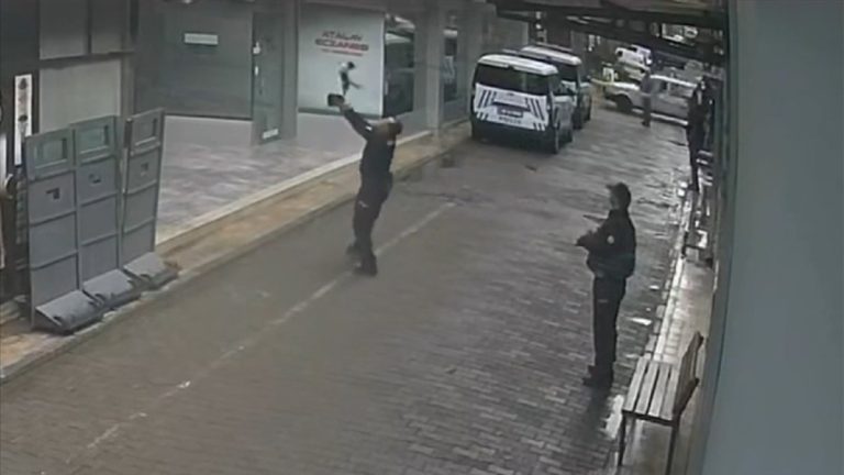 Manisa’da binadan düşen kediyi polisin süratli atılımı kurtardı