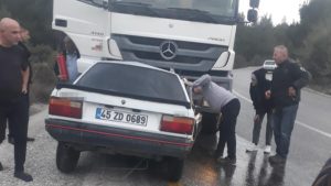 Manisa’da kamyon ile araba baş başa çarpıştı: 1 meyyit