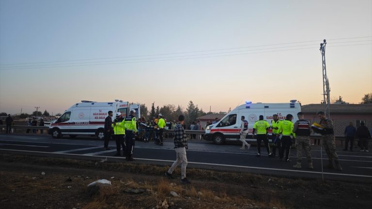 Mardin’de kazayı görüp bakmak isteyenlere otomobil çarptı