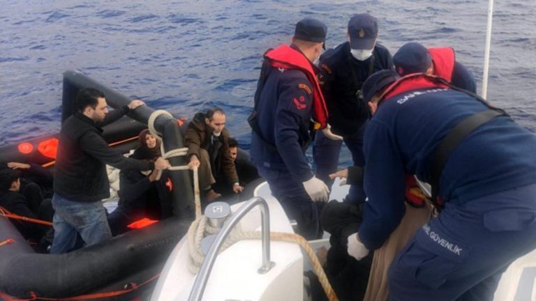 Marmaris açıklarında Yunanistan’ın geri ittiği 12 kaçak göçmen kurtarıldı