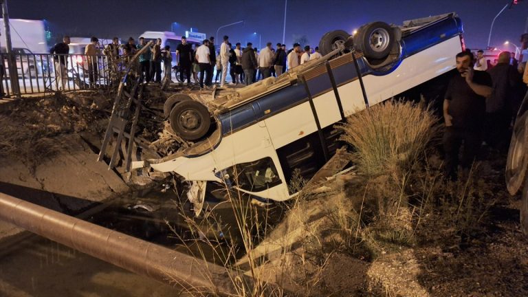 Mersin’de arabayla çarpışan minibüs sulama kanalına devrildi: 11 yaralı