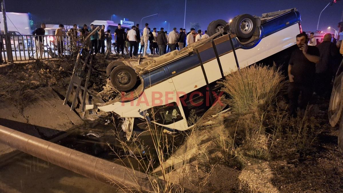 Mersin’de arabayla çarpışan minibüs sulama kanalına devrildi: 11 yaralı