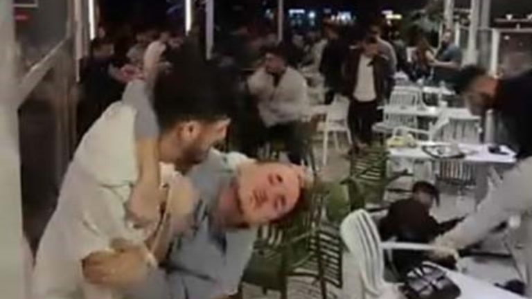 Mersin’de bir kafede ortalık karıştı: Gençler birbirine girdi