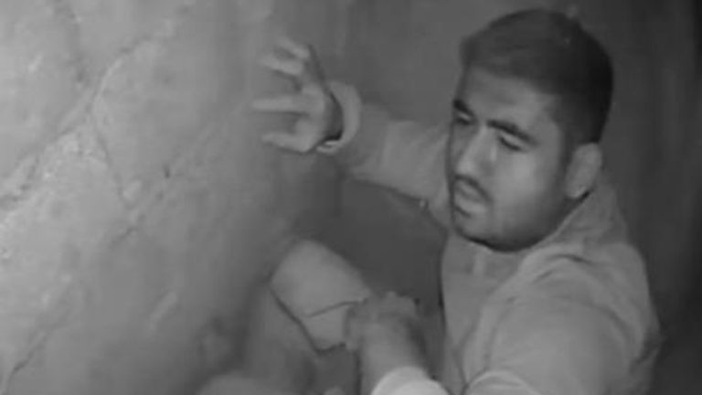 Mersin’de havalandırma boşluğuna düşen emekçiyi itfaiye kurtardı