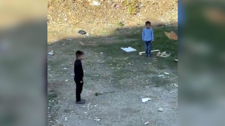 Mersin’de siren testi sırasında iki çocuk esas duruşa geçti