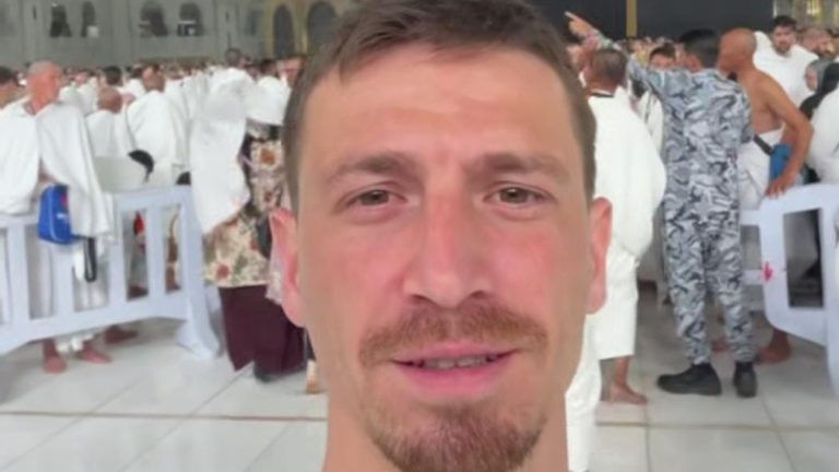 Mert Hakan Yandaş umreye gitti