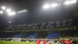 Milan taraftarından polis yasağına karşın telefonla koreografi