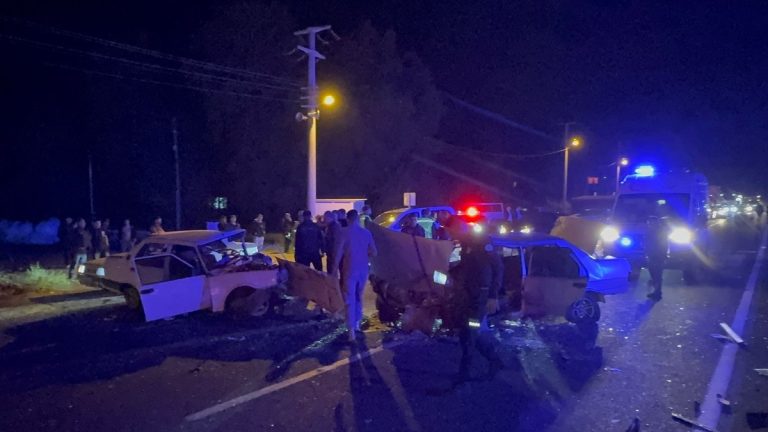 Muğla’da 2 otomobil kafa kafaya çarpıştı: 3 yaralı