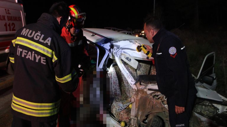 Muğla’da alkollü sürücü, aracını direğe çarptı: 2 yaralı