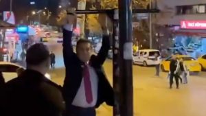 Mustafa Sarıgül, Ankara’daki viral olan Kızılay tabelasına asıldı