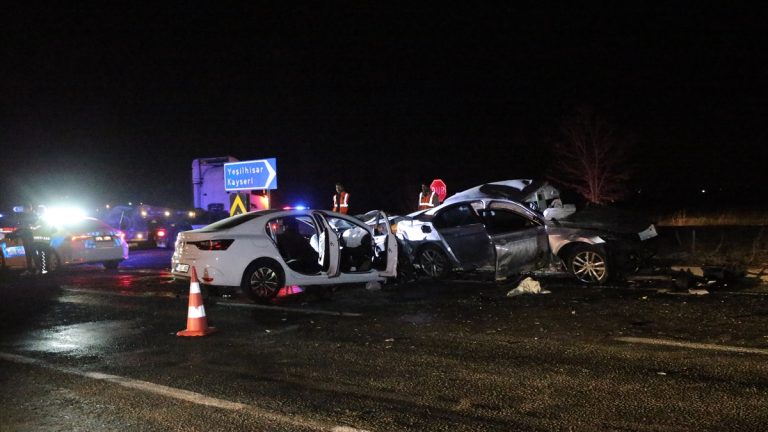 Niğde’de arabaların çarpışması sonucu 3 kişi öldü