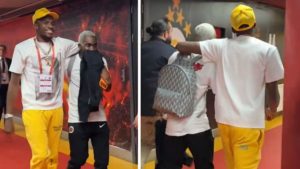 Osimhen ve Onyekuru’nun maç sonu imajı tartışma yarattı