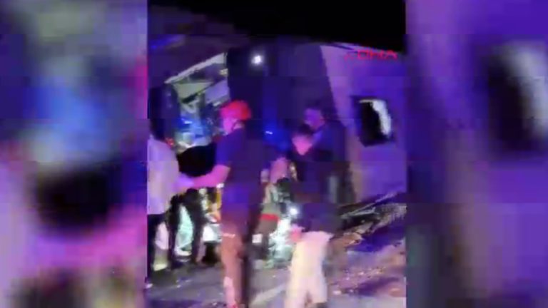 Osmaniye’de yolcu otobüsü devrildi: Çok sayıda yaralı var