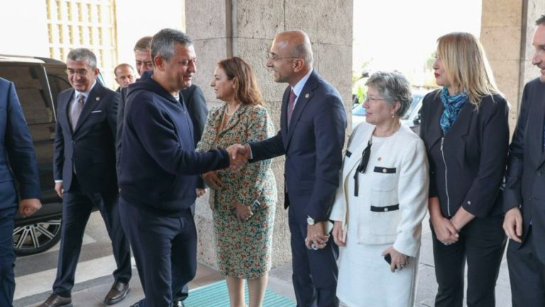 Özgür Özel’in Meclis’teki spor tarzı dikkati çekti