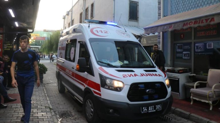 Sakarya’da marketten eser çalmaya çalışan şahıs kaçarken yaralandı