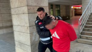 Samsun’da alkol kontrolüne direnip polise çarparak kaçtı