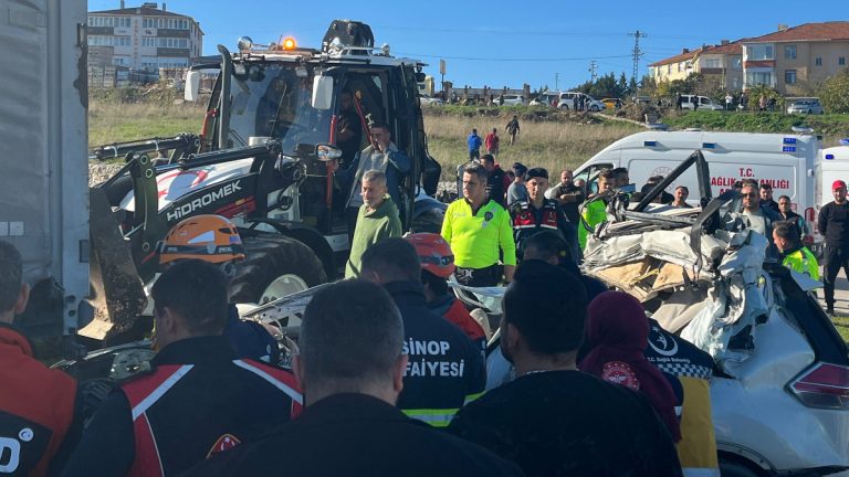 Sinop’ta tıra arkadan çarpan otomobilisn sürücüsü öldü