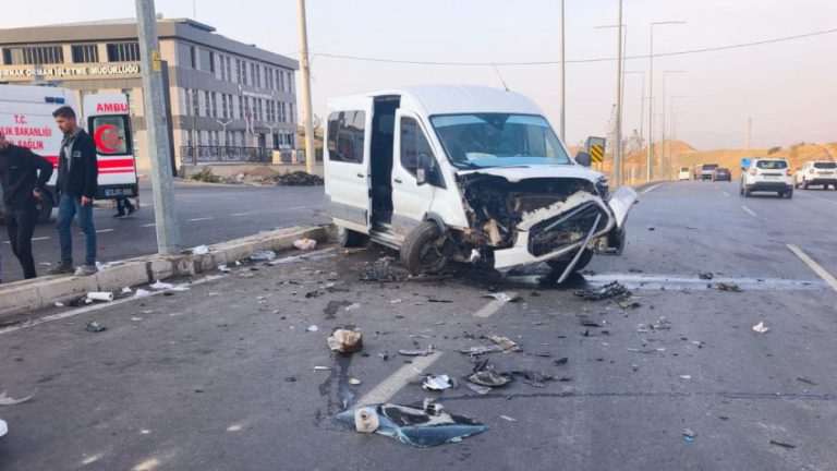 Şırnak’ta minibüs ve hafif ticari araç çarpıştı: 19 yaralı
