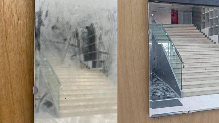 Tayvan’da paklık vazifelisi sanat yapıtını ‘kirli ayna’ sanıp sildi