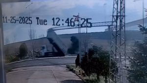 Tekirdağ’da kamyonun açılan damperi direkleri yıktı