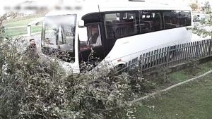 Tekirdağ’da servis minibüsü ağaca çarptığı anlar kamerada