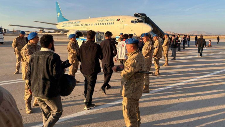 Türkiye, Afganistan uyruklu 300 düzensiz göçmeni ülkelerine gönderdi