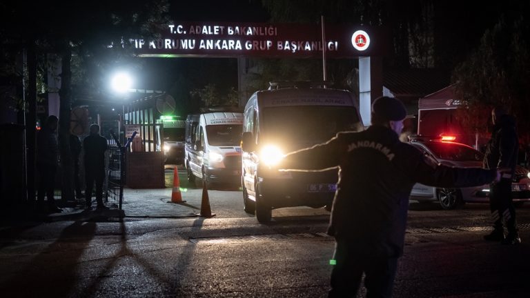 Uçak kazasında şehit olan askerlerin naaşları merasim alanına götürüldü