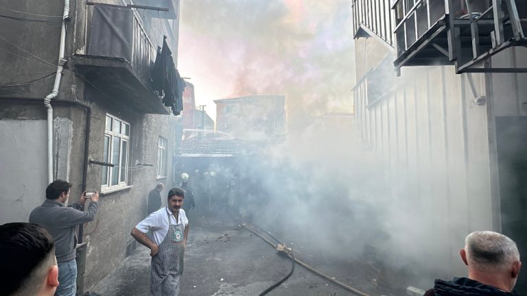 Ümraniye’de iş yeri deposunda yangın